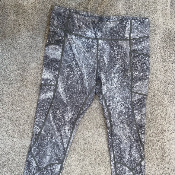 Lululemon Ankle Legging - Picture 3 of 7